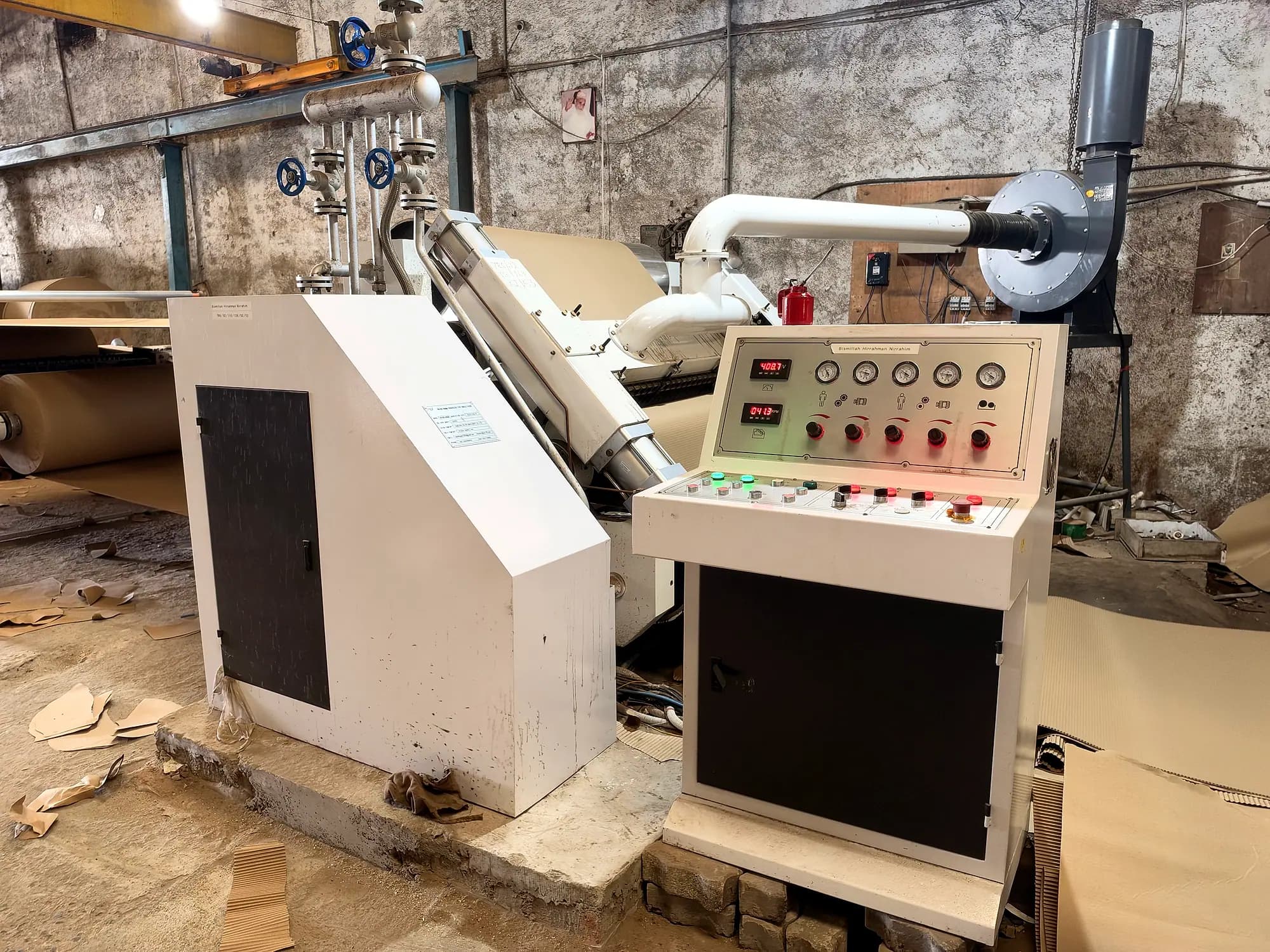 Single facer corrugation machine making corrugated board at FIDVI Industries, Ujjain
